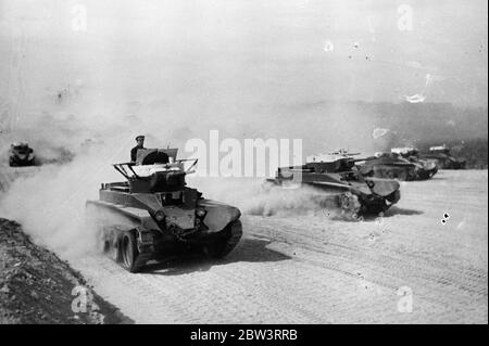 L'armée rouge s'en charge des plus grands manoevres . Chars et artillerie dans des exercices réalistes . Les manoevres les plus vastes jamais détenus par l'Armée rouge ont eu lieu dans le district de Kiev , le long de la frontière polonaise . Il est entendu que l'objectif était de démontrer devant les représentants de la France et de la Tchécoslovaquie , avec lesquels la Russie soviétique est entrée dans un pacte d'entraide judiciaire , la qualité de la force de combat de la Russie . 16 septembre 1935 Banque D'Images