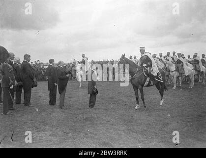 Le Roi dévoile le Mémorial des morts de guerre du Canada au pont Vimy . Ex - militaires parmi une foule énorme . Le roi Edward , en présence du président Lebrun de France et de six mille anciens combattants canadiens , a dévoilé l'impressionnant monument commémoratif des 11,700 Canadiens qui sont tombés sur les champs de bataille sur lesquels le monument est maintenant situé à la crête de Vimy , près d'Arras , en France . Des milliers de personnes qui avaient fait un pèlerinage spécial du Canada étaient parmi les énormes foules rassemblées pour la cérémonie . Photos : le Roi discutant avec un officier Spahi français lors de la cérémonie . 26 juillet 1936 Banque D'Images