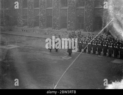 Le Prince de Galles inspecte les gardes gallois à la Tour de Londres . Le Prince de Galles prendre le salut . 12 décembre 1935 Banque D'Images