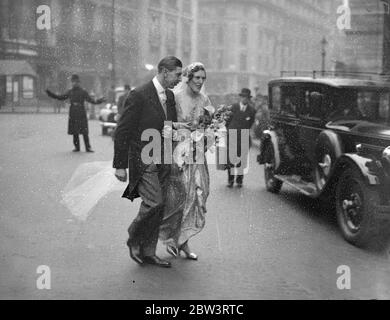Procession de mariée à travers Langham place après tous les âmes mariage . Après leur mariage à l'église All Souls , Langham place , W , capitale Victor Paley de la brigade de fusils , et sa mariée , forma Mlle Susan Paine , ont traversé la rue avec leur retinue à l'hôtel Langham , où la réception a eu lieu . Photos spectacles , la procession de la mariée marchant de l'autre côté de la route le par la mariée et marié . 14 avril 1936 Banque D'Images