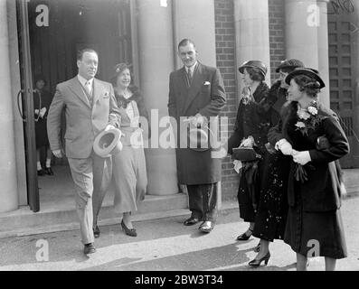 Veuve du capitaine Hinchliffe , mal fated aftlantic flyer , se déchète à nouveau à Londres . Mme Eileen Hinchliffe , veuve des aviateurs , a été mariée à M. Louis Conan , un buisnessman de ville , dans l' église catholique romaine de Saint-Boniface , Tooting , S W . Le capitaine Hinchliffe , le défunt mari de la mariée , a quitté le 13 mars 1928 sur un vol transatlantique avec l'honorable Elsie Mackay et n'est jamais revenu . Mme Hinchcliffe a 36 ans et son époux 42 . Elle a été remise par M. Sinclair , ami proche du capitaine Hinchcliffe . Spectacles de photos , la mariée et marié après le mariage . 22 avril Banque D'Images