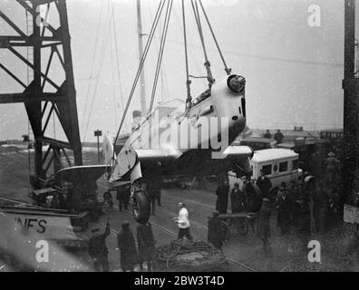 Jean Batten arrive à Southampton depuis l'Amérique après un vol record . Mlle Jean Batten étant accueillie par le maire de Southampton à son arrivée . 23 décembre 1935 Banque D'Images
