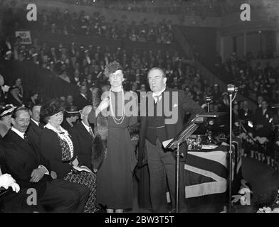 M. Baldwin s'adresse à la réunion de masse des femmes à Albert Hall . M. Stanley Baldwin , Premier ministre , a pris la parole lors d'une réunion de masse à l'Albert Hall dans le cadre de la seizième conférence annuelle de l' ' Organisation des femmes du Parti conservateur ' . Lady Hillingdon , Présidente du Comité consultatif des femmes centrales , a présidé . Séances photo , M. Stanley Baldwin avec Lady Hillingdon , le président , et Mme Baldwin ( à gauche ) à la réunion . 14 mai 1936 Banque D'Images