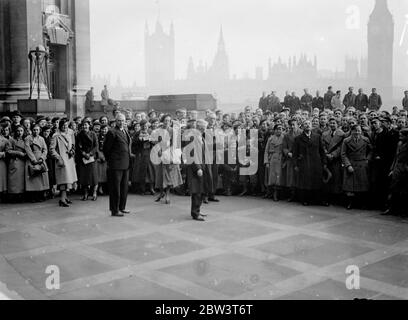 Lord Snell comme hôte pour les étudiants belges à County Hall . Quatre cents jeunes étudiants belges ont été présentés à la salle de comté , Westminster , par Lord Snell , Président du L C C et M. E M Rich , chargé de l'éducation . Des spectacles photo , Lord Snell , accompagné de M. E M Rich , expliquant la vue de la terrasse du County Hall aux étudiants belges . 22 avril 1936 Banque D'Images