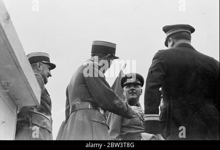 L'armée rouge effectue ses plus grandes manœuvres . Regardées par des représentants français et tchèques . K E Voroshilov , le Commissaire soviétique pour la Défense , parlant avec la délégation militaire française aux manœuvres . 1935 Banque D'Images