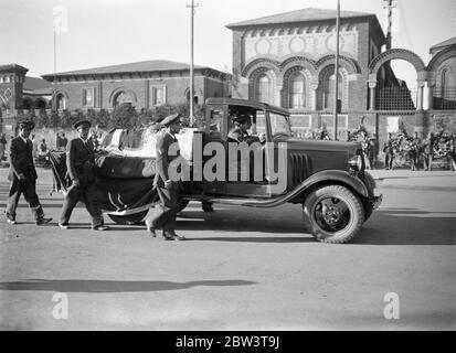 Premier homme d'aviation tué dans la guerre Abyssinienne à cause des funérailles militaires . Le premier homme d'aviation tué dans la guerre Abyssinienne , le Sergent Birngo Dalmazio , un sergent de vol de 24 ans et mécanicien des forces italiennes qui a été blessé lors d'un attentat à la bombe , a été enterré avec des honneurs militaires à Asmara . Dalmazio , qui a été frappé par une balle de dum dum en volant avec le lieutenant Sanze lors d'un raid de bombardement sur un camp indigène de leurre dans la vallée entre Enda Micael et Buja , a été transporté à l'hôpital à Asmara mais est mort de ses blessures . Photos montre , le corps passant par les rues d'Asmara . 28 novembre 1935 Banque D'Images