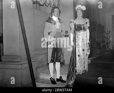 Congrès danse à Londres - 1815 Vienne à la légation autrichienne . Priscilla comtesse d'Annesley comme comtesse Metternich , avec M. John Rowlington au bal . 13 décembre 1935 Banque D'Images