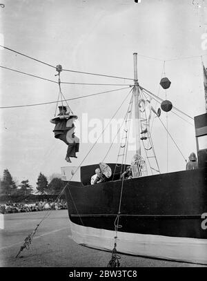 S'est épaté mais il s'est accroché à sa poêle ! . . L'appareil de bouée de sangsues , semblable à celui utilisé récemment pour sauver l'équipage du navire de voile de naufrage Herzoin Cecilie avec lequel sont équipés toutes les stations de garde-côtes de Grande-Bretagne , a été démontré par les équipes navales lors d'une exposition de sauvetage à HMS excellent ( Whale Island ) L'école de formation navale de Portsmouth . Des lignes de roquettes ont été tirées sur un navire ' naufragé ' dans l'arène et l'appareil a été truqué . Des équipes en compétition ont reçu cinq points pour recuing une femme , cinq pour un bébé et un pour un animal de compagnie de bateau . Les soldats cependant, weren ' t s Banque D'Images