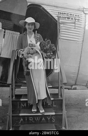 La société fille vole au Soudan pour le mariage à Atbara . Mlle Jonne D Briscoe George départ de Croydon avec ses mascottes et ses fleurs . 13 octobre 1935 Banque D'Images