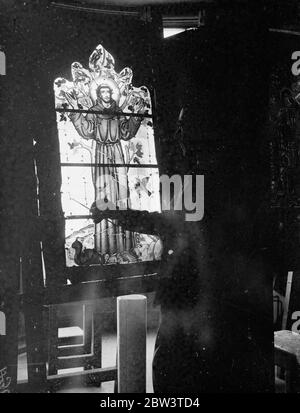 Célèbre London artiste conçoit la fenêtre pour Christ 's Hospital Girls School . M. James Hogen travaille dans son studio de Londres sur la vitrail de l' école de filles de l' Hôpital du Christ . 27 septembre 1935 Banque D'Images