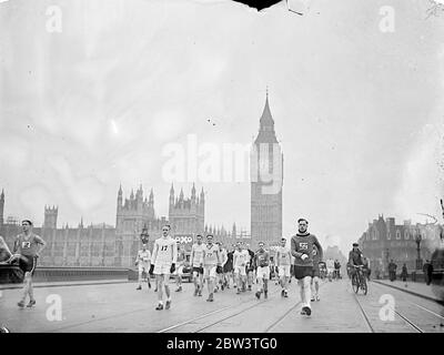 La marche de Londres à Brighton commence à Westminster . Alors que Big Ben a frappé 6 heures du matin , les concurrents ont commencé de Westminster sur la marche annuelle de la Bourse de Londres à Brighton . Photos , le départ de Big Ben à 6 a m . 2 mai 1936 Banque D'Images