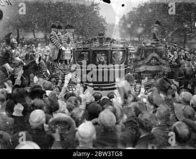 La première route du roi à travers Londres. Le roi a fait son premier trajet d'État à travers Londres quand il a roulé dans un autocar d'État d'or , dessiné par quatre chevaux , de Buckingham Palace au Palais de St Jame , pour tenir le deuxième lévee de son règne . Photos , le Roi dans l'autocar d'État en voiture depuis Buckingham Palace . 26 mai 1936 Banque D'Images