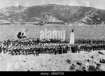 La Turquie recoccopie les Dardanelles . Menés par des groupes massés et suivis par des foules enthousiastes , des milliers de troupes turques ont marché une fois de plus dans la Dardenelle , réoccupant les zones interdites après la Grande Guerre , suite à la signature du Pacte de Montreux à Montreux , en Suisse . Entre 30 , 000 et 40 , 000 soldats ont marché dans la zone remilitarisée , réoccupant les forts de l'époque de la guerre . Expositions de photos , troupes massées sous le drapeau turc sur les rives du détroit pendant la réoccupation des Dardenelles . 26 juillet 1936 Banque D'Images