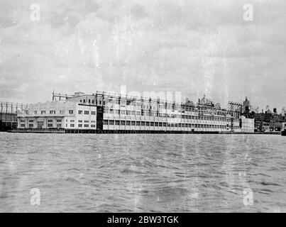 Queen Mary ' s , New York Berth en voie d'achèvement . Travail précipité pour le premier voyage . Les ouvriers se précipitent pour terminer Pier n° 90 , qui est d'accoster la Reine Mary , le géant britannique du paquebot , quand elle arrive à New York à la fin de son premier voyage , prévu pour commencer le 27 mai . La jetée , avec deux autres sur New York , North River a été construite avec une subvention de près de £ 300 , 000 de la public Works Administration . Un des couchettes est utilisé par le géant français Normandie . Photos , jetée n° 90 à New York , North River , qui est d'accueillir la reine Mary . 7 Ma Banque D'Images