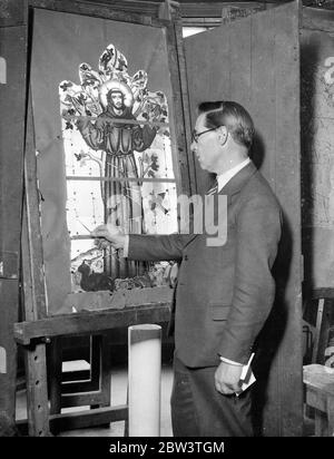 Célèbre London artiste conçoit la fenêtre pour Christ 's Hospital Girls School . M. James Hogen travaille dans son studio de Londres sur la vitrail de l' école de filles de l' Hôpital du Christ . 27 septembre 1935 Banque D'Images