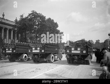 L'Armée mécanisée de France a été passée Président comme l'anniversaire de la chute de la Bastille est célébré . M. Lebrun , Président de la République , et d'autres membres du Gouvernement français ont assisté au défilé de l'armée motorisée française sur les champs Elysées , Paris , à l'occasion de l'anniversaire de la chute de la Bastille dans la Révolution française . Au moment où les forces mécanisées ont passé le président , 200 avions ont fait voler . Photos : nouveaux camoons de transport pour les régiments mobiles qui traversent les champs-Elysées dans le défilé . 14 juillet 1936 Banque D'Images