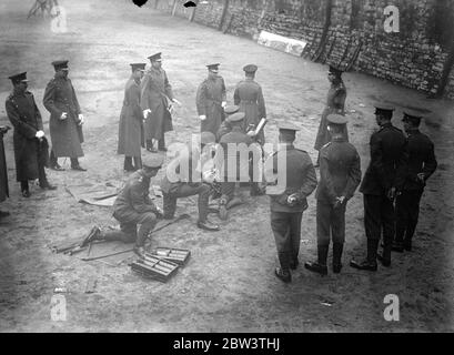 Le Prince de Galles inspecte les gardes gallois à la Tour de Londres . Le Prince de Galles prendre le salut . 12 décembre 1935 Banque D'Images