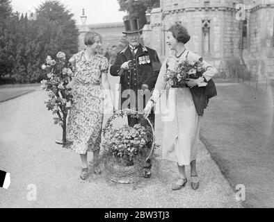 Gardien de pavillon du roi qui fabrique 64 sortes de vin au spectacle floral du château de Windsor , terrain privé ouvert au public . Avec la permission du Roi , la partie entièrement privée du parc du Château de Windsor a été utilisée pour la 42e exposition annuelle de roses et de fleurs de la Société agricole de Windsor , Eton et District . le Roi , un amateur enthousiaste gardner , est le patron de la société . C'est le seul jour de l'année où cette partie des motifs nous est ouverte au public . Le roi a donné une coupe de défi pour les pois doux . Photos , MR W G Hearn , gardien de pavillon au château de Windsor , et célèbre Banque D'Images