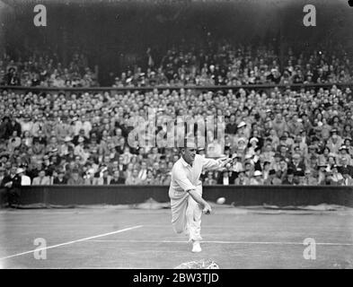 Henry Wilfred Bunny Austin et Jack Crawford se rencontrent en première partie du Davis Cup Challenge Round . Crest Britain , vainqueur de la coupe depuis trois ans , a rencontré l' Australie , qui n'a jamais réussi à remporter le trophée , dans le Challenge Round de la coupe Davis . H W ( Bunny ) Austin ( Angleterre ) , a rencontré J Crawford lors du premier match de singles sur le Centre court . Photos , Jack Crawford en jeu contre Crawford sur le terrain central . 23 juillet 1936 Banque D'Images