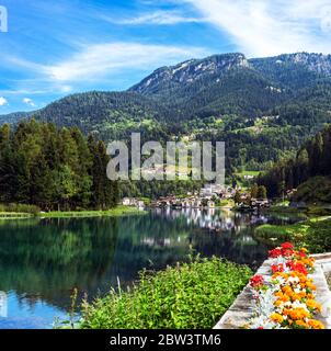 Vue sur la ville d'Alleghe, dans les Alpes, Italie Banque D'Images