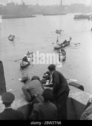 Le cygne commence sur la Tamise . Dirigé par le maître du Roi , M. F T Turk . Les fauves de cygne ont quitté Bull Wharf ( vu ici ) , Southwark pour effectuer leur tâche annuelle de marquage des cygnes dans la Tamise entre London Bridge et Henley qui appartiennent à la compagnie des Cyers et des Vincers . 22 juillet 1935 Banque D'Images