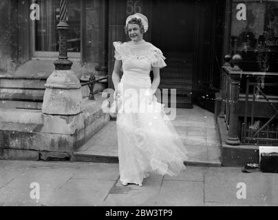 Fille du candidat présidentiel américain comme demidret au mariage de Londres . Mlle Baulah MacFadden , fille de M. Barnarr MacFadden , éditeur américain multimillionnaire qui espère être candidat à la présidence américaine , a été demoiselle d'honneur lors du mariage de Mlle Anita Cohen , fille de M. et de Mme Micheal Cohen de New York , Et M. Joel Fredman , avocat de la ville , à la synagogue West End , place Saint-Pétersbourg , Londres . Mme McFadden a commencé la vie comme un passionné de culture physique et une petite publication prônant la culture physique pour les garçons de tous âges s'est développée en un des plus grands Banque D'Images