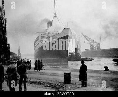 La reine Mary se prépare à quitter Southampton pour les épreuves . L'ancien navire de pavillon Cunard sort . Fumée tourbillonnant de l'entonnoir de la reine Mary alors que le Berengaria a quitté l'Ocean Dock pour l'Amérique . 15 avril 1936 Banque D'Images