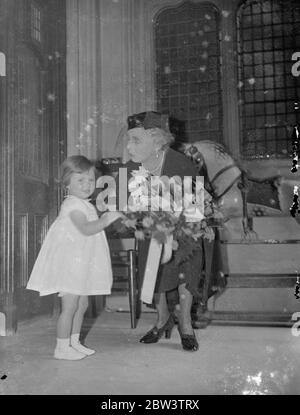 Princesss Alice , coaxer ! . Princesse Alice , comtesse d'Athlone , essayant de sauver Patricia de trois ans de l'indidity de l'éclatement en larmes après qu'elle ait présenté un bouquet à la princesse Alice à la National Children adoption Association ' s Pound Day et Garden Fete à Tower Cressy , Campden Hill . La princesse Alice a reçu les cadeaux de la Journée de la livre . 10 juillet 1936 Banque D'Images