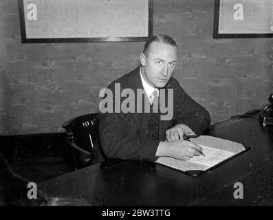 De la commis junior au maître de gare. Ancien inspecteur du personnel d'Euston nommé à St Pancras . Il y a trente ans, un commis junior dans le département des marchandises de l'ancien chemin de fer nord-ouest de Londres, M. J B Dunkley a été nommé Stationmaster à St Pancras Staion , Londres . M. Dunkley , qui a 44 ans , a commencé à travailler à l'âge de 14 ans et, lors de la fusion des chemins de fer en 1924 , il a été nommé siège social à un poste similaire chez Euston . Photos , le stationmaster J B Dunkley ( à droite ) étant félicité par l'inspecteur de poste je MANQUE de sa nomination à St Pancras . 13 décembre 1 Banque D'Images