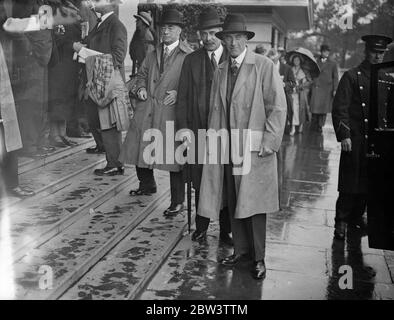 Le ministre de l'air et le PMG assistent à la conférence du Conservice de Bournemouth . Sir Philip Cunliffe Lister Ministre de l'air ( à droite ) et le Major Tryon , le ministre des postes arrivant pour la session de l'après-midi de la Conférence . 3 octobre 1935 Banque D'Images