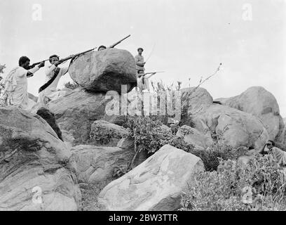 La défense du massif de l'Ogaden - photos exclusives du front Sud ces photos , reçues à Londres par avion , ont été prises à l'extrémité sud du plateau de l'Ogaden dans la région entourant la rivière Fafen . Le photographe, H . V . Drees de Londres , qui a réussi à pénétrer plus au sud que tout autre journal , a photographié des troupes abyssiniennes qui ont agi comme des scouts entre les forces de Ras Nasibu , à gauche , et Ras Desta à droite . [Ras Desta Damtew ( env. 1892 - 24 février 1937) noble éthiopien, commandant de l'armée, gendre de l'empereur Haile Selassie I, Nasibu Banque D'Images