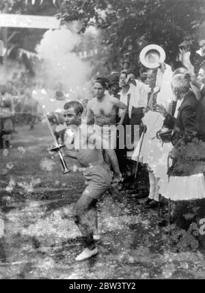 Flamme olympique sur deux mille miles de trajet d'Olympia à Berlin . La torche olympique , éclairée par les rayons du soleil à Olympia , dans le sud de la Grèce , où les Jeux Olympiques d'origine ont eu lieu, est supportée par les coureurs de sept pays le Stade Olympique de Berlin. 2 , à 000 miles, figure portable à l'ouverture du monde des Jeux Olympiques de cette année . 22 juillet 1936 Banque D'Images