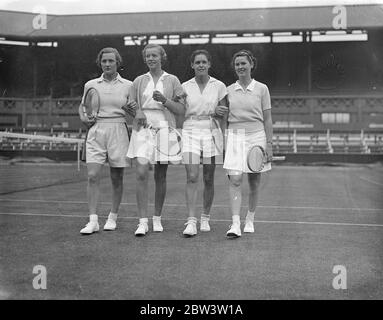 L'équipe de la coupe britannique Wighman se charge de l'ouverture du concours demain à Wimbledon . Les membres des équipes de tennis britanniques et américaines de la coupe Wightman ont mis la touche finale à Wimbledon à leur préparation pour la compétition qui s'ouvre à Wimbledon demain ( vendredi ) . Spectacles photo : joueurs de la coupe américaine Wightman à Wimbledon ( de l à r ) : Helen Jacobs ; Mme . J . Van Ryn ; Mlle C . Babock ; et Mme . M . Fabyan . 11 juin 1936 Banque D'Images