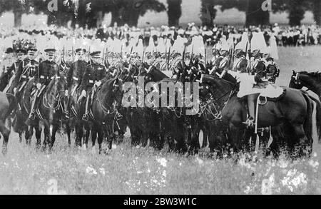 Le roi mène les Life Guards à Windsor après inspection . Le roi a conduit les gardes de vie dans les rues de Windsor jusqu'à la caserne Combermere après avoir inspecté le régiment sur le terrain de la Revue royale , dans le Grand parc de Windsor . L'inspection a été la dixième cérémonie du genre que le roi a effectuée depuis qu'il est devenu colonel - en - chef de tous les régiments de la Brigade des gardes en février dernier . Photos : le Roi à l'inspection des gardes de vie . 7 juillet 1936 Banque D'Images