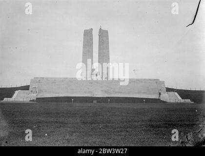 La paix - la nécessité d'un mémorial de guerre. À l'appel de l'après-midi d'été, Les brebis placidés se rangent tranquillement dans l'ombre du mémorial imcessif érigé à la mémoire des 11,700 hommes des forces canadiennes qui sont tombés sur les champs où seulement leur blangeant maintenant perturbe la paix une fois piratée et torturée par les armes lourdes de la guerre . Les tours de sanctuaire de 138 pieds de la région environnante . L'œuvre de M. Walter Allward , le sculpteur canadien , le mémorial de 30 000 tonnes, est sur 240 acres de terrain présenté au Canada par le gouvernement français . Double arrière gris au ciel, le mémorial de Vimy Ridge i Banque D'Images