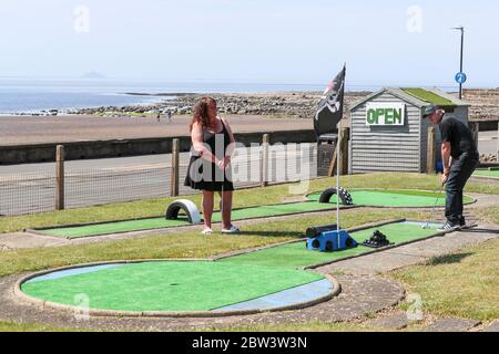 Troon, Royaume-Uni. 29 mai 2020. Avec la détente des mesures de confinement et Nicola Sturgeon, l'indication du premier ministre de l'Écosse que certaines installations sportives, y compris le golf, peuvent être ouvertes, le célèbre parcours de golf Crazy de Troon a ouvert pour la première fois depuis octobre 2019. Julie Barr et Willie Ramage, toutes deux de Troon, ont joué le premier sur le cours. Crédit : Findlay/Alay Live News Banque D'Images