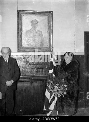 La princesse Helena Victoria dévoile le portrait du roi aux dockland constituants de Southampton . La princesse Helena Victoria a dévoilé un portrait du roi , peint et présenté à Dockland par M. Frank Brooks , l'artiste bien connu du Hampshire , lorsqu'elle a visité la colonie des Dockland à Southampton . En souvenir de sa visite , la princesse Helena a reçu deux gravures , exécutées par George Sims et Ernest Eyers , membres de la colonie . Photos , la princesse Helena Victoria dévoile le portrait du roi à la colonie des Dockland , Southampton . M. Frank Brooks , l'artiste est sur t Banque D'Images