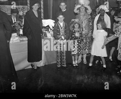 La princesse Marie Louise parmi les perllies . La princesse Marie Louise a été accueillie par les PEarly Kings et Queens lorsqu'elle a ouvert un bazar à la mission All Saints, White Lion Street , Islington . Photos , princesse Marie Louise avec quelques-uns des rois et de la reine de PEarly . 10 décembre 1935 Banque D'Images