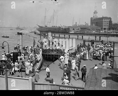 Une foule énorme à Portsmouth pour avis. Une foule fantastique attend sur la scène d'atterrissage du ferry de Portsmouth à Gosport pour amener des bateaux à leurs positions pour la revue navale du roi . Le yacht royal Victoria et Albert est en arrière-plan . 16 juillet 1935 Banque D'Images