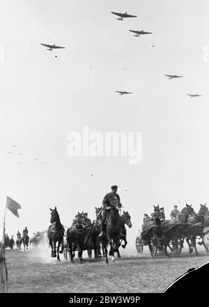 Red Army effectue ses plus grandes manœuvres . La puissance armée de soviétique sur la parade . Avions militaires survolant des chariots de mitrailleuses tirés par la cavalerie . 1935 Banque D'Images