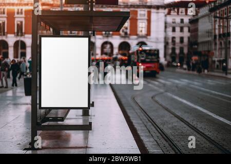 Un modèle de panneau publicitaire vierge sur la rue de la ville ; une maquette vide d'une affiche extérieure sur un arrêt de tramway à Lisbonne Banque D'Images