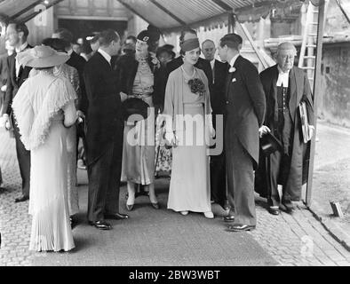 Duc de Kent equerry épouse Duchesse ' Lady en attente . Duke comme meilleur homme . Le duc de Kent , était le meilleur homme , car , Lord Herbert , son équerry pour son mariage à Lady Mary Hope , Lady in attendant à la duchesse de Kent à l'abbaye de Westminster . La duchesse de Kent et le duc et la duchesse de Gloucester étaient invités à la cérémonie . Lord Herbert est le fils aîné du comte de Pembroke et de Lady Mary Hope , une sœur du marquis de Linlithgow , vice-roi de l'Inde . Photos , le duc et la duchesse de Kent et le duc et la duchesse de Gloucester (avec leur dos à la caméra) partant après le cere Banque D'Images