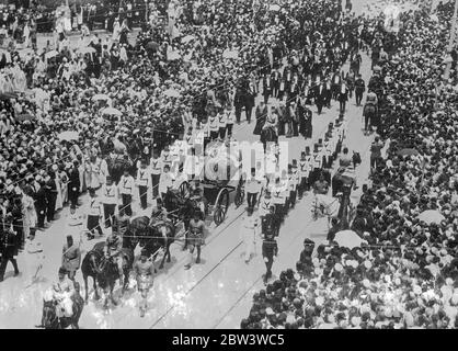 Roi Fuad d'Égypte enterré au Caire . Les foules denses s'emparont sur un parcours de huit kilomètres . Porté sur une voiture de canon tirée par six chevaux noirs magnifiques à travers cinq miles de rues densément remplies , le corps du roi Fuad d'Égypte a été pris avec impressionnante pompe orientale du palais Abdin , la résidence officielle , À la mosquée Rifai pour l'enterrement dans le mausaleum qu'il s'est préparé pour lui-même il y a des années . Pendant que le cortège déménage , mené par le corps de chameau , des fusils de 21 minutes sonnaient des casernes et des avions de l'armée de l'air égyptienne rôdirent au-dessus . Prince Mohammed Ali , présomptif héritier avec des membres de la famille royale Banque D'Images