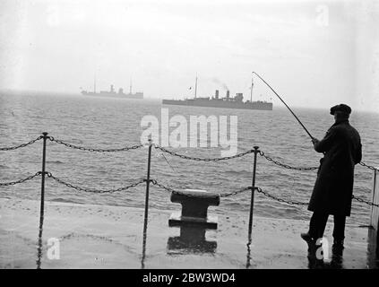 Il a accroché un vaisseau de guerre mystère . Le destructeur mystère belge accroché par un pêcheur . À distance , est le transport naval portugais Gil Eanes . 4 octobre 1935 Banque D'Images