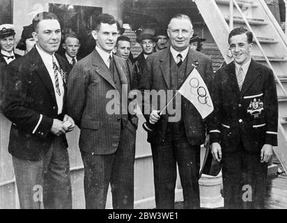 Les athlètes olympiques australiens Sail de Sydney pour les Jeux de Berlin les membres des équipes olympiques d'Australie et de Nouvelle Zélande qui ont participé aux Jeux olympiques de cette année à Berlin ont eu un envoi royal - lorsqu'ils ont quitté Sydney , les nouveaux Weles du Sud , sur le paquebot de Mongolie . Des milliers ont applaudi sur la coquee alors que le paquebot , festooné avec des banderoles , s'est déplacé . Photos ( de gauche à droite ) : B . Dickinson ( athlète australien ) ; H . C . Aldesson ( Directeur de l'équipe australienne ) M . Ella ( cox de l'australien ' s Olympic rameur huit ) au départ de Sydney . 2 juin 1936 Banque D'Images