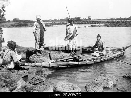 Lac Tana , intérêt de la Grande-Bretagne pour Abyssinia . Soldats et paysans Abyssiniens avec des métiers d'art brut indigènes sur le lac tans , le lac dans le nord-ouest de l'Abyssinia où le Nil Bleu , la rivière fécondation de l'Égypte a sa source . Il est entendu que la politique britannique exige que cette voie navigable importante ne soit pas sous l'influence d'une puissance étrangère . 28 novembre 1935 Banque D'Images