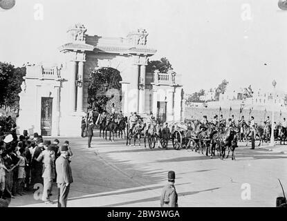 Roi Fuad d'Égypte enterré au Caire . Les foules denses s'emparont sur un parcours de huit kilomètres . Porté sur une voiture de canon tirée par six chevaux noirs magnifiques à travers cinq miles de rues densément remplies , le corps du roi Fuad d'Égypte a été pris avec impressionnante pompe orientale du palais Abdin , la résidence officielle , À la mosquée Rifai pour l'enterrement dans le mausaleum qu'il s'est préparé pour lui-même il y a des années . Pendant que le cortège déménage , mené par le corps de chameau , des fusils de 21 minutes sonnaient des casernes et des avions de l'armée de l'air égyptienne rôdirent au-dessus . Prince Mohammed Ali , présomptif héritier avec des membres de la famille royale Banque D'Images