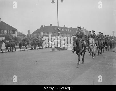 Deux régiments célèbres passent l'un l'autre. Changement de cavalerie de ménage . Les gardes de vie saluent les Royal Horse Guards les passer sur la Great West Road sur le chemin de Knightsbridge . 9 octobre 1935 Banque D'Images