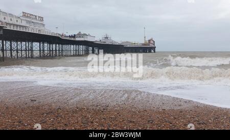 Brighton Beach et Palace Pier, dans un climat orageux, Brighton, Angleterre Banque D'Images