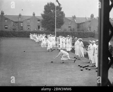 Sussex sont des champions de la coupe des femmes . Sussex batte Middlesex dans la finale du championnat inter - comté de pétanque de femmes au Club constitutionnel de Balham photo shows : jeu en cours . 21 août 1936 Banque D'Images